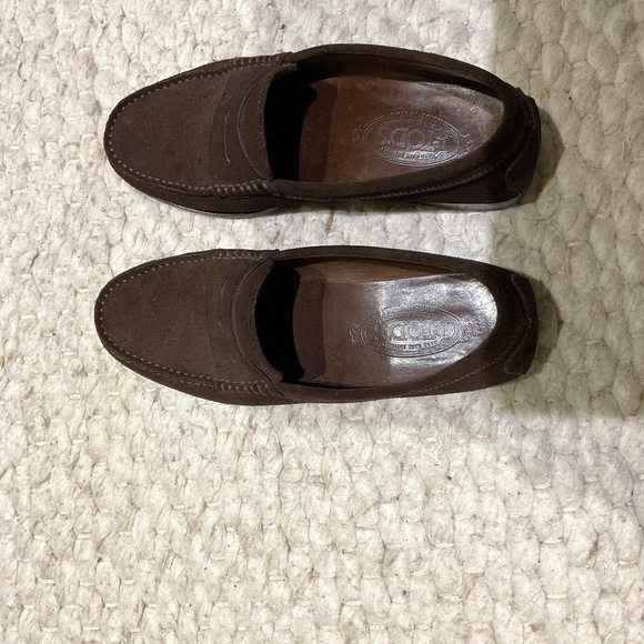 Tod’s brown suede loafer